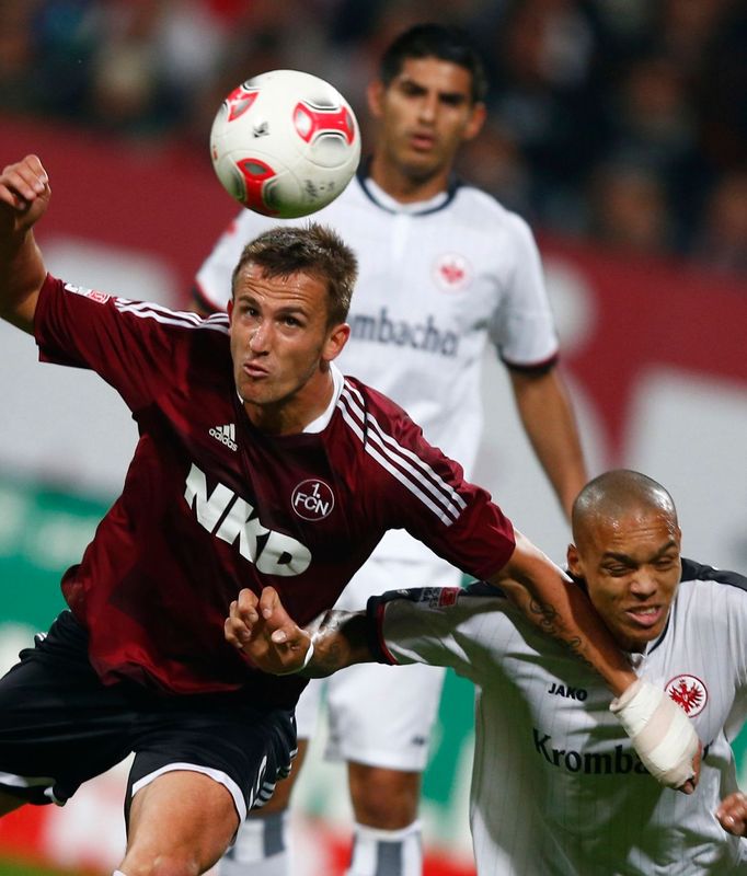 Fotbalista Tomáš Pekhart z Norimberku hlavičkuje v utkání Bundesligy 2012/13 s Eintrachtem Frankfurt.