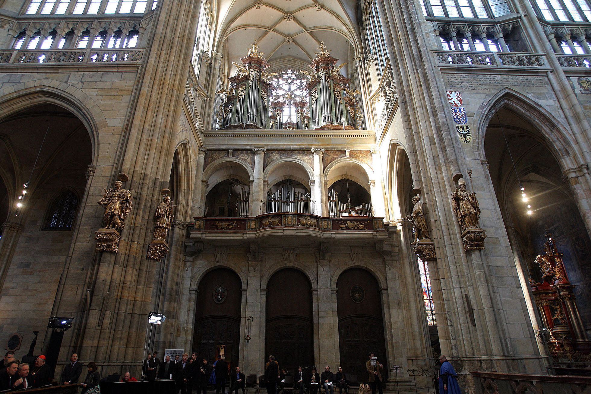 Podpis smlouvy na nové varhany pro katedrálu v Praze.