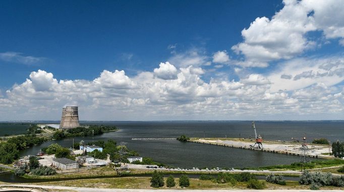 Chladicí věže Záporožské jaderné elektrárny na břehu vodní nádrže Kachovka. Snímek z 9. července 2019