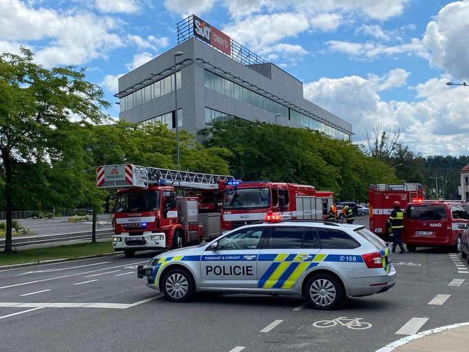 Policisté evakuují deset budov po celém Česku kvůli výhrůžce bombou. Na snímku zásah v pražských Holešovicích.