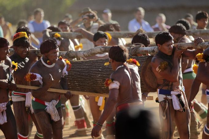 Yawalapiti men carry tree trunks that will represent distinguished people who have recently died during this year's 'quarup,' a ritual held over several days to honour in death a person of great importance to them, in the Xingu National Park, Mato Grosso State, August 18, 2012. This year the Yawalapiti tribe honoured two people - a Yawalapiti Indian who they consider a great leader, and Darcy Ribeiro, a well-known author, anthropologist and politician known for focusing on the relationship between native peoples and education in Brazil. Picture taken August 18, 2012. REUTERS/Ueslei Marcelino (BRAZIL - Tags: SOCIETY ENVIRONMENT) FOR EDITORIAL USE ONLY. NOT FOR SALE FOR MARKETING OR ADVERTISING CAMPAIGNS. ATTENTION EDITORS - PICTURE 28 OF 37 FOR THE PACKAGE 'THE YAWALAPITI QUARUP RITUAL' Published: Srp. 29, 2012, 10:21 dop.