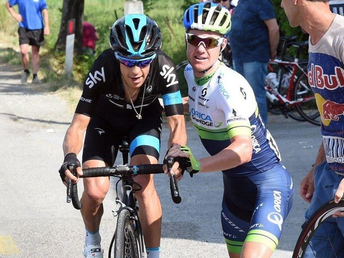 Giro d'Italia 2015 - Richie Porte dostává nepovolenou pomoc od Simona Clarka