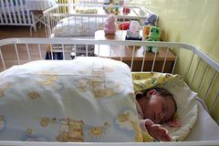 Studie: za náhlým úmrtím kojenců mohou být bakterie