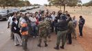 Malian army officers speak to journalists at a military checkpoint in Sevare, Mali, January 27, 2013. REUTERS/Joe Penney (MALI - Tags: MILITARY POLITICS CONFLICT MEDIA) Published: Led. 27, 2013, 4:02 odp.