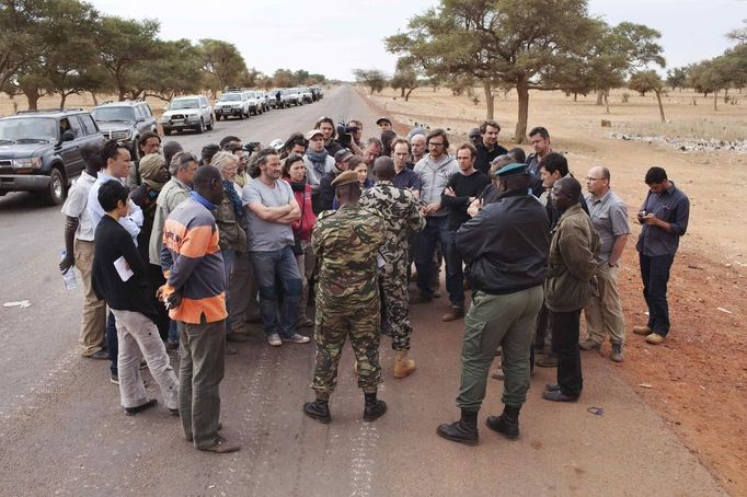 Malian army officers speak to journalists at a military checkpoint in Sevare, Mali, January 27, 2013. REUTERS/Joe Penney (MALI - Tags: MILITARY POLITICS CONFLICT MEDIA) Published: Led. 27, 2013, 4:02 odp.