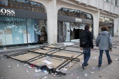 Vláda kvůli rabování v Paříži propustila šéfa policie, hrozí u zákaz protestů
