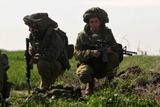 Izraelští vojáci hlídkují u hranic s Gazou.