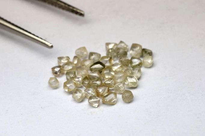 Rough diamonds are seen on the desk of a trader in his office in Santa Elena de Uairen in the south of Venezuela November 18, 2012. In the triangle that connects Venezuela, Brazil and Guyana a huge number of illegal gold and diamonds prospectors or garimpeiros dream of changing their lives overnight by finding a huge bonanza. Picture taken November 18, 2012. REUTERS/Jorge Silva (VENEZUELA - Tags: BUSINESS EMPLOYMENT SOCIETY) ATTENTION EDITORS: PICTURE 18 OF 20 FOR PACKAGE 'DIAMONDS IN THE JUNGLE'. TO FIND ALL IMAGES SEARCH 'DIAMONDS PROSPECTORS' Published: Pro. 3, 2012, 10:03 dop.