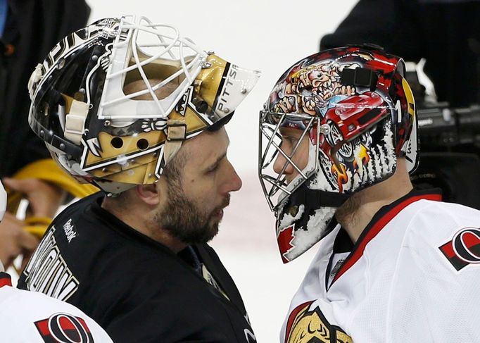 Tomáš Vokoun a Craig Anderson po posledním semifinále Východu NHL