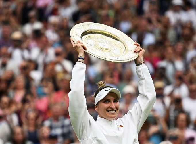 Markéta Vondroušová s trofejí pro vítězku Wimbledonu 2023