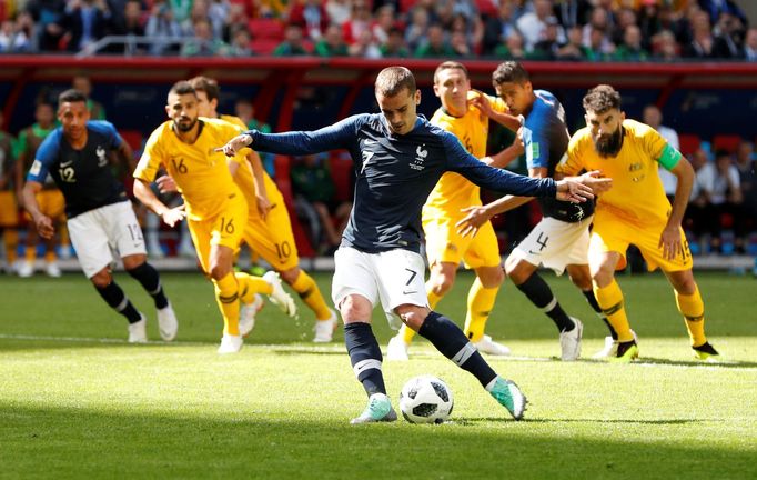 Antoine Griezmann dává gól z penalty v zápase Francie - Austrálie na MS 2018