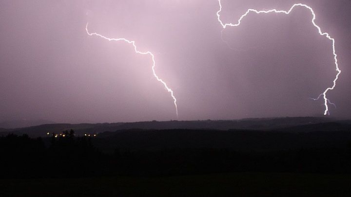 Blesk zasáhl na Děčínsku čtyři lidi. Tři dívky jsou zraněné, žena zemřela v nemocnici