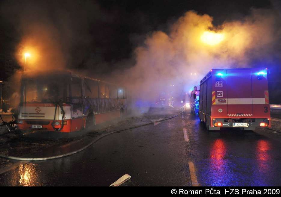 V Praze shořel autobus MHD