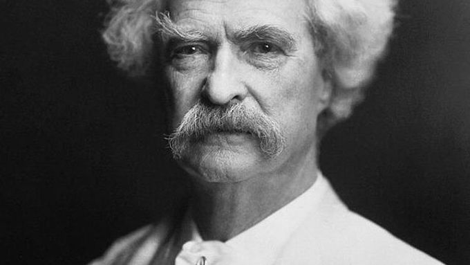 Fotografie Twaina pořízená A. F. Bradleym v roce 1907