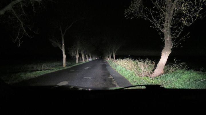Test prozářenou nocí. I dvouvláknovou žárovku H4 už mohou nahradit diody; Zdroj foto: Martin Frei