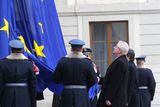 Na rozdíl od jeho předchůdce Václava Klause necelý měsíc po Zemanově nástupu do úřadu nad Hradem zavlála vlajka Evropské unie. Zeman ji vyvěsil s předsedou Evropské komise José Manuelem Barrosem.