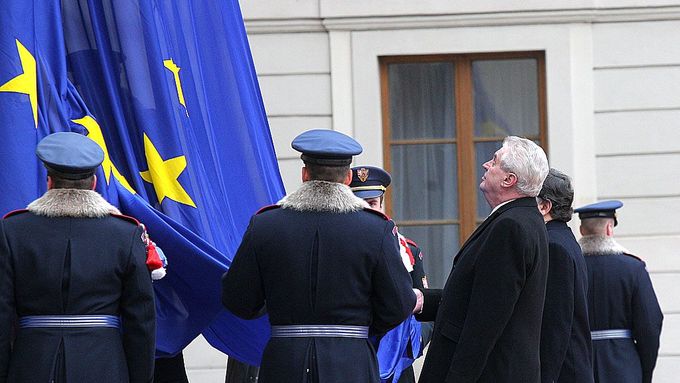 Prezident Zeman vyvěsil hned po svém prvním zvolení vlajku EU na nádvoří Pražského hradu. Pak ale patřil k jejím častým kritikům a orientoval se spíše na východ.