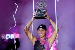 Lidé mi nechtějí fandit, mají radši Popelky, říká hvězda z miliardářské rodiny