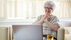 Senioři online - počítač seniorka babička