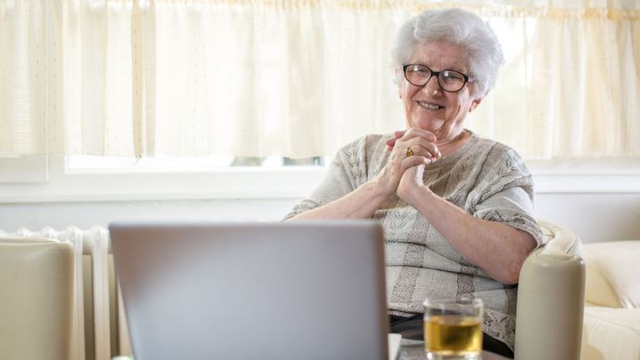 Senioři online. Po týdnech izolace zkrotili počítače a učí se ve virtuálních třídách