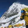 Mount Everest - Šerpa nese zásoby