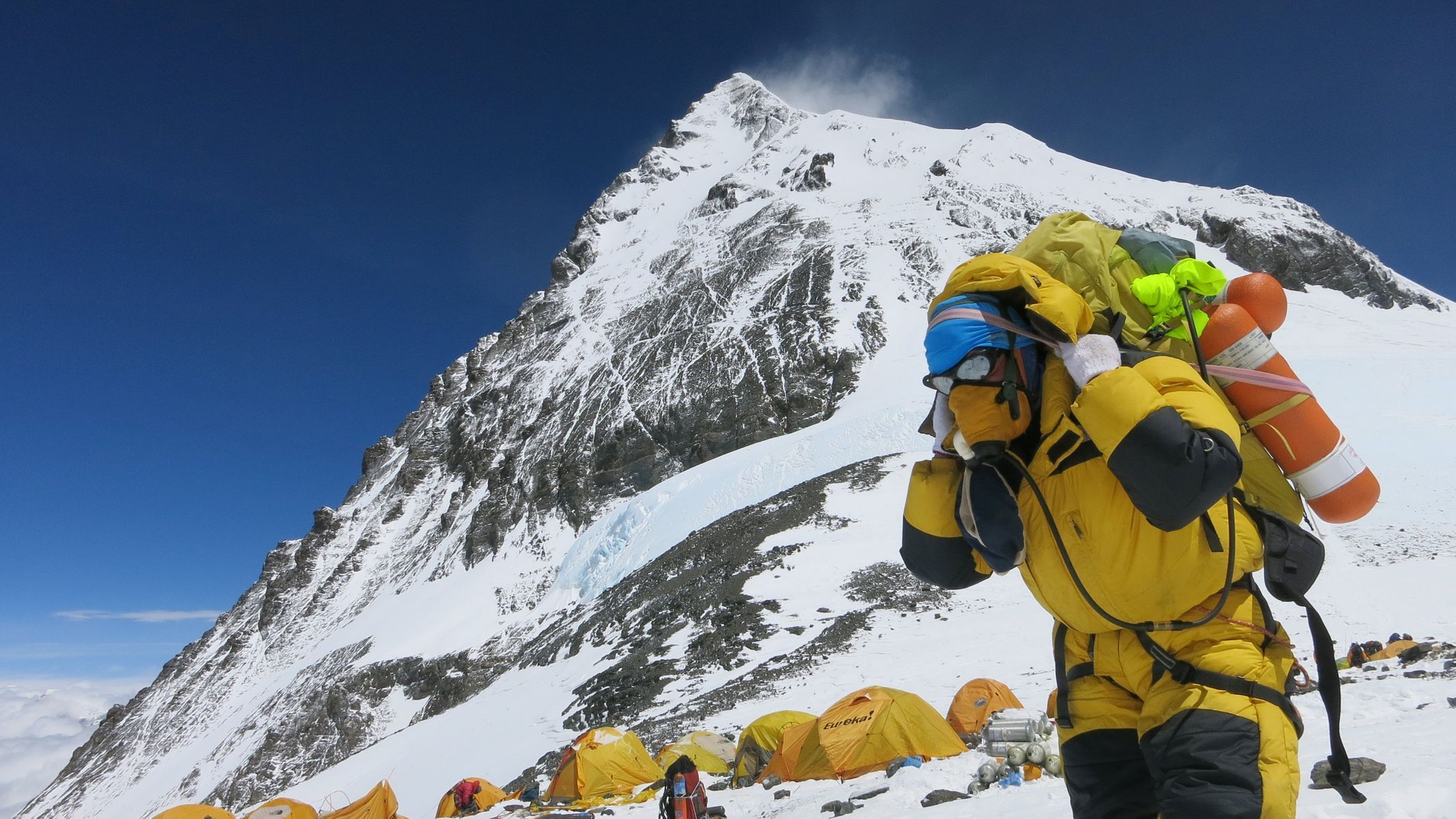 Mount Everest - Šerpa nese zásoby