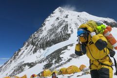 Ledovce u Everestu tají. Odhalují zmrzlé mrtvoly horolezců