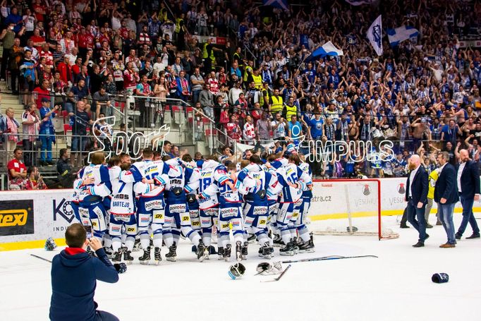 Hokejisté Komety Brno slaví zisk titulu.