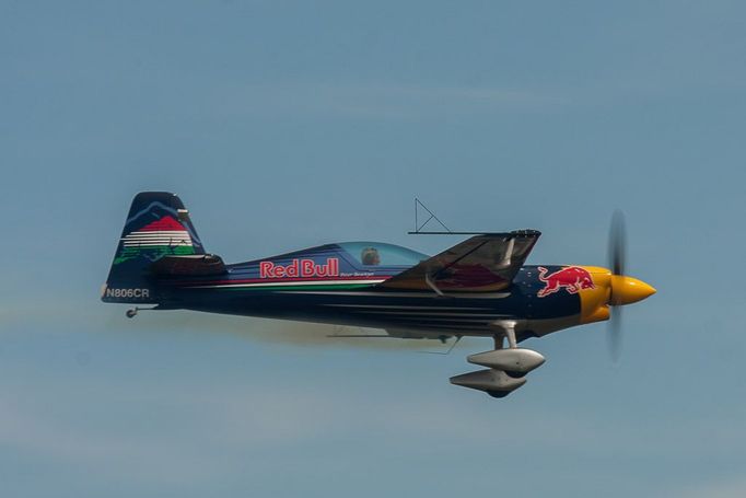 Pilot Beter Besenyei se podílel na vývoji tohoto akrobatického speciálu a je zakládajícím pilotem Red Bull Air Race