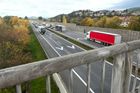 Na třech úsecích českých dálnic se objevilo nové značení. Šipky na vozovce mají motoristy naučit udržet si bezpečnou vzdálenost.