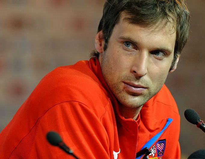 Petr Čech sleduje na své tiskové konferenci překladatele, jak překládá brankářovy odpovědi zahraničním médiím.