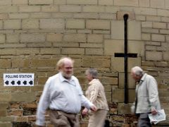 První voliči přicházejí odevzdat svůj hlas ve Velké Británii. Volební místnost těchto se nachází přímo v hradě Nottingham, střední Anglie.