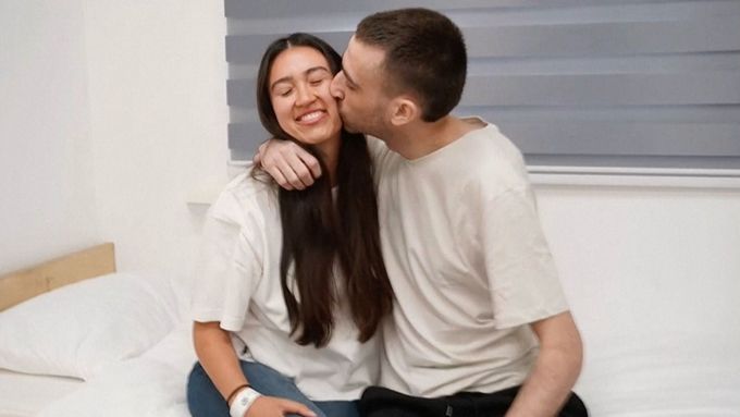 Izraelský pár rukojmích se po zadržení Hamasem v Gaze znovu sešel