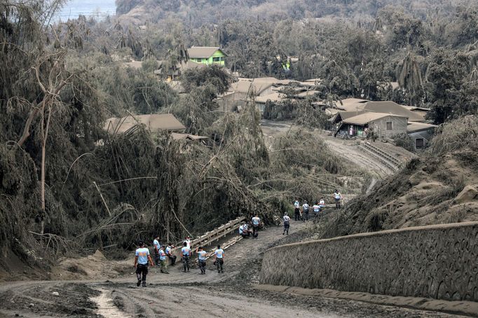 Filipínská sopka Taal začala chrlit popel a dým, hrozí její erupce.