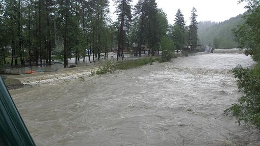 Povodňový stav na horním splavu Bečvy v Rožnově pod Radhoštěm v devět hodin ráno.