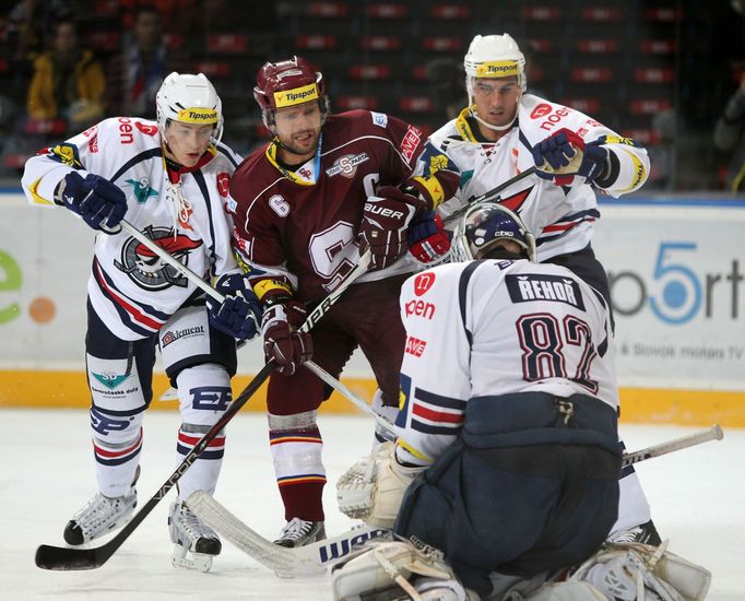 Hokejisté Chomutova se svým brankářem Milanem Řehořem brání Michala Broše v utkání 16. kola Tipsport extraligy 2012/13 proti Spartě Praha.