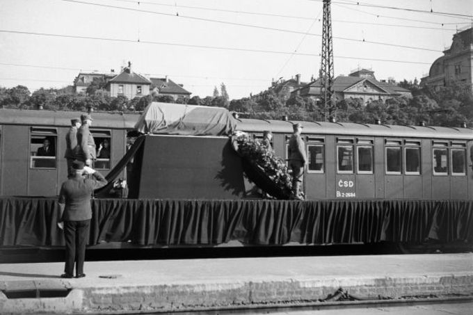 Pohled na vagón na Wilsonově nádraží, kde byla umístěna rakev s ostatky prezidenta Tomáše Garrigua Masaryka, při jeho převozu do Lán k uložení do hrobu.
