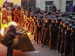 Demonstranti se snaží prorazit policejní bariéru v Kyjevě.