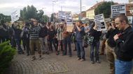 Pořadatelé akce i demonstranti vyčítají šéfovi Občanského institutu příliš konzervativní názory.
 Snímek byl pořízen mobilním přístrojem Nokia N86 8MP .