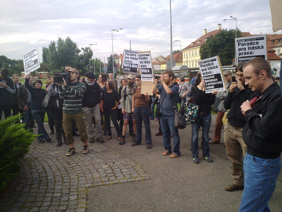 Demonstrace proti Romanu Jochovi