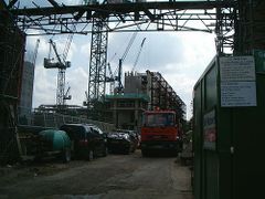 Jeřáby nemilosrdě rozebírají stadion Highbury.