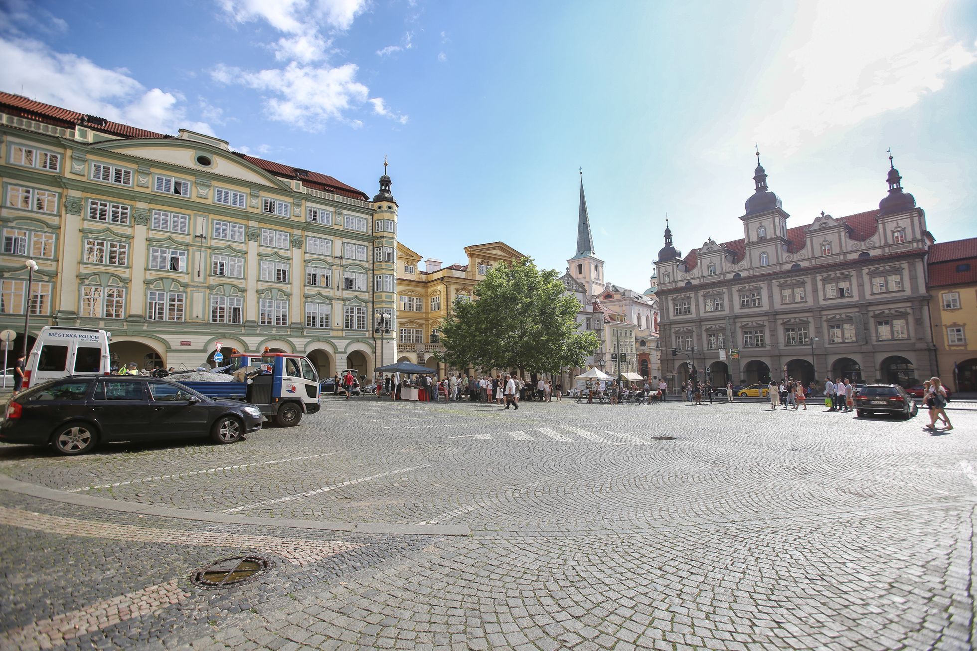 Malostranské náměstí v Praze před a po zrušení parkoviště