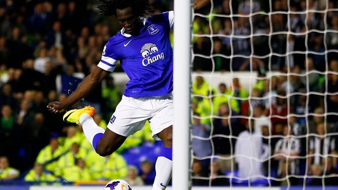 Romelo Lukaku z Evertonu střílí gól do sítě Newcastlu