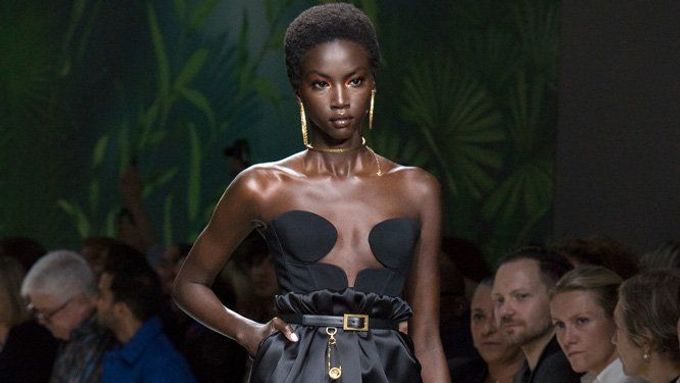 Italskou módní skupinu Versace založil Gianni Versace v roce 1978, v poslední době ale byla ztrátová.