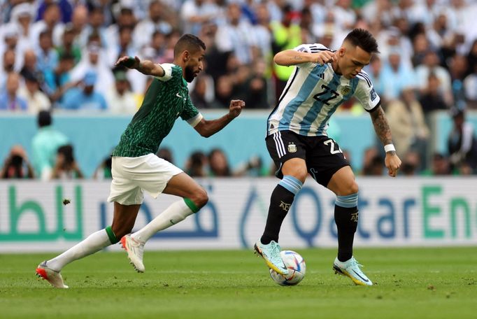 Salmán Faradž a Lautaro Martínez v zápase Argentina - Saúdská Arábie na MS 2022