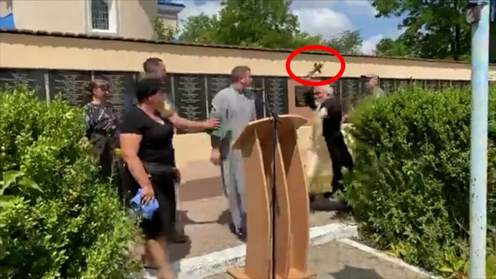 „Padlý se jmenoval Oleksandr, ne Alexander!“ Ruský kněz zaútočil na pohřbu krucifixem; Zdroj foto: Asociated Press