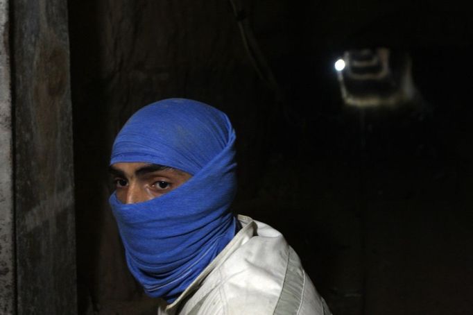 1 Titulek: Gaza's tunnel mugglers on Egypt border idle Popis: A Palestinian youth works inside a smuggling tunnel beneath the Egyptian-Gaza border in Rafah, in the southern Gaza, October 8, 2013. Gaza's tunnel smugglers along the border with Egypt are mostly idle these days. Since the summer, Egypt's military has tried to destroy or seal off most of the smuggling tunnels under the Gaza-Egypt border, a consequence of the heightened tensions between Cairo and the Hamas government in Gaza which is suffering a bad economic recession.