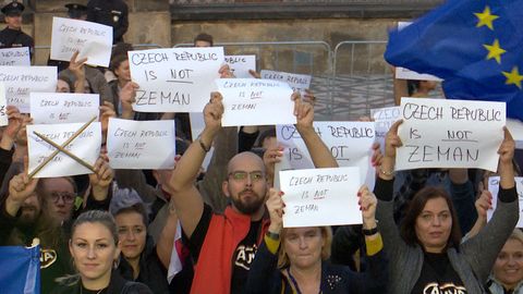 Česká republika není Zeman. V Praze lidé demonstrovali proti prezidentovi i Babišovi