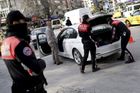 Další násilnosti v Turecku. Útočníci odpálili policejní auto, v Ankaře byli zastřeleni čtyři lidé