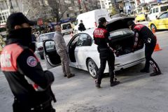 Další násilnosti v Turecku. Útočníci odpálili policejní auto, v Ankaře byli zastřeleni čtyři lidé